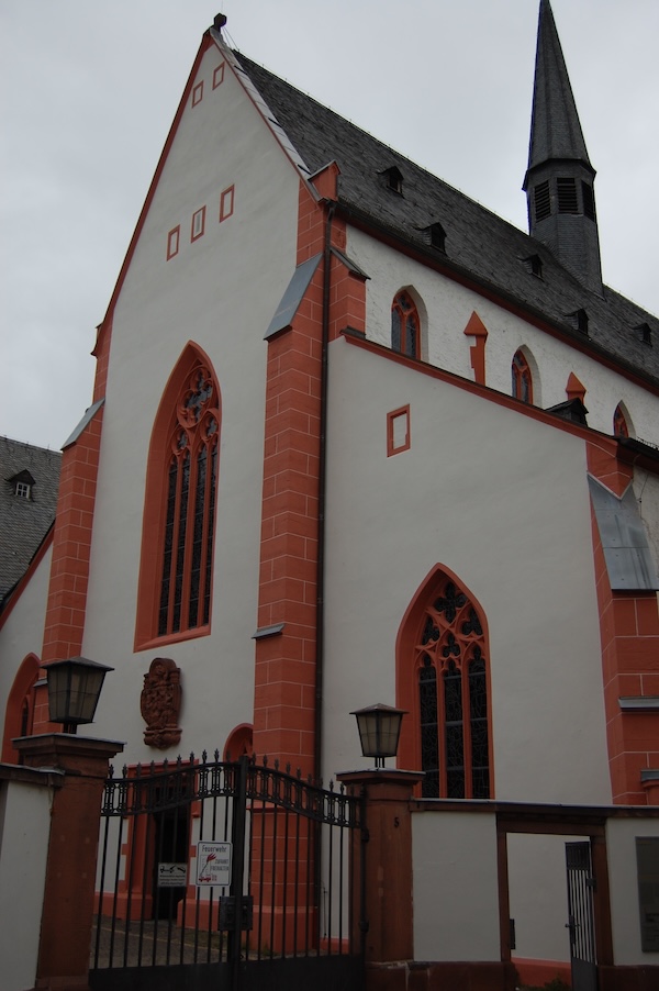 Verputzarbeiten an einem Kirchengiebel in Mainz