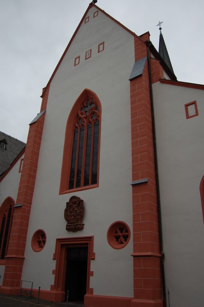 Verputzarbeiten an einem Kirchengiebel in Mainz