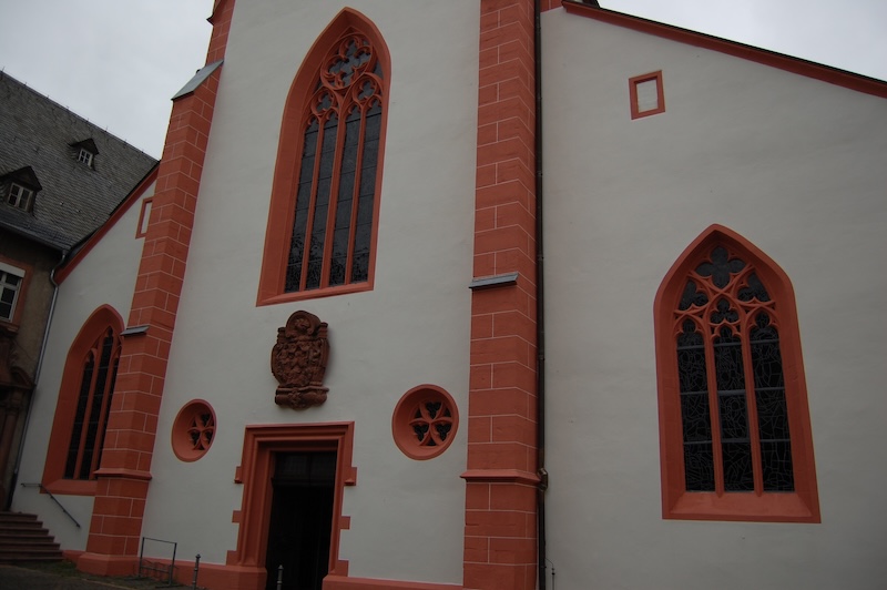Verputzarbeiten an einem Kirchengiebel in Mainz