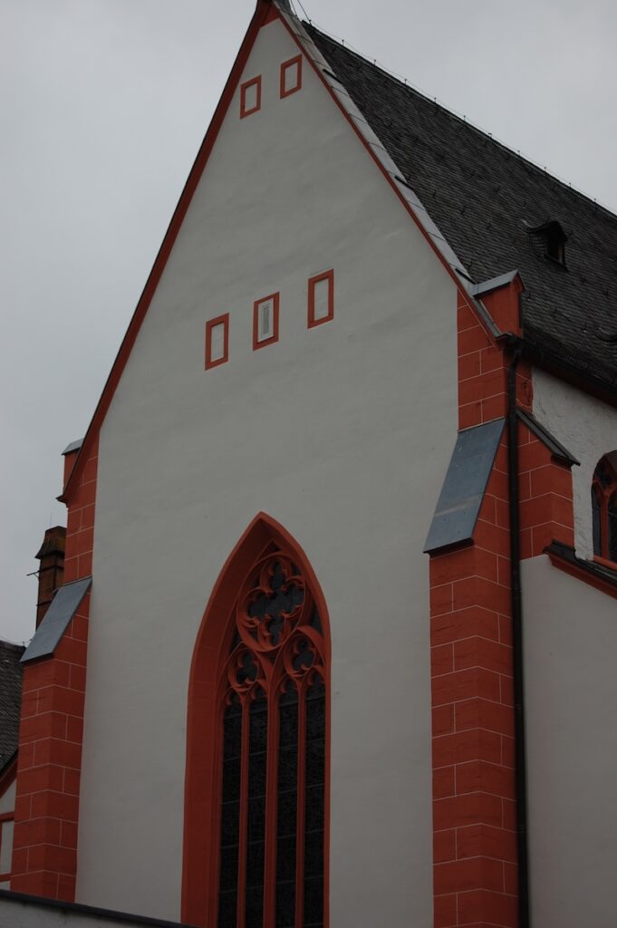 Verputzarbeiten an einem Kirchengiebel in Mainz